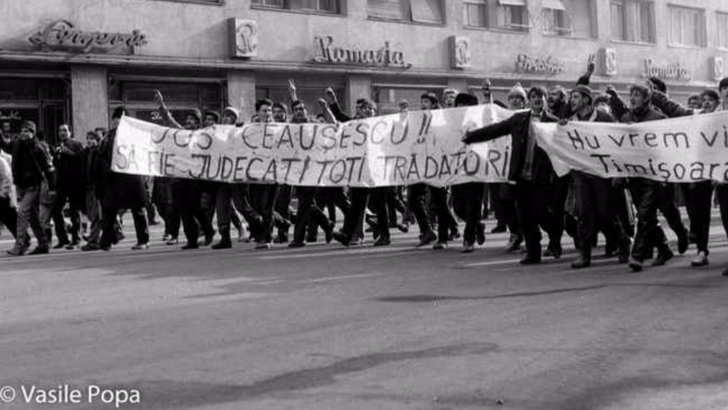 22 decembrie 1989. Bucurie pe Calea Victoriei dupa fuga lui Ceausescu. Foto: Vasile Popa